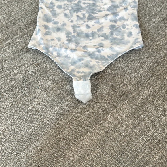 Express Body Contour Abstract Print Bodysuit - Picture 5 of 9